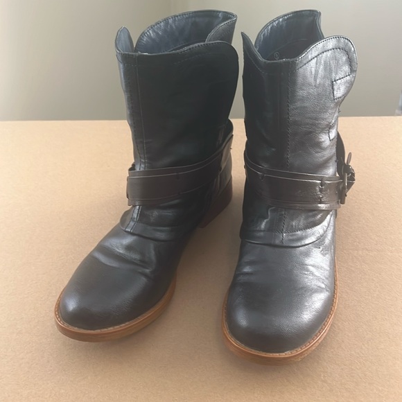 Bucco Rocoe edgy biker moto faux leather black and brown pull on ankle booties 9 - Picture 3 of 9